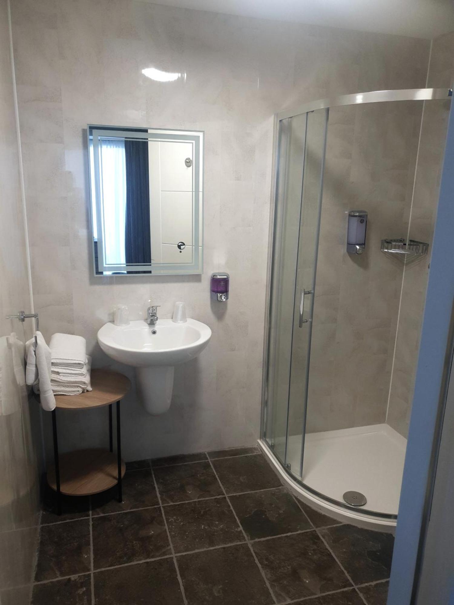 Imperial Hotel Тралий Екстериор снимка